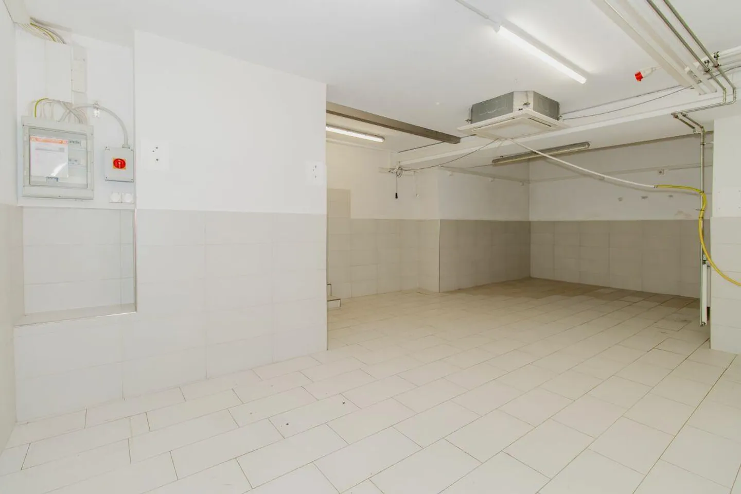 Commercial premises in a central location - Photo 3 of 9