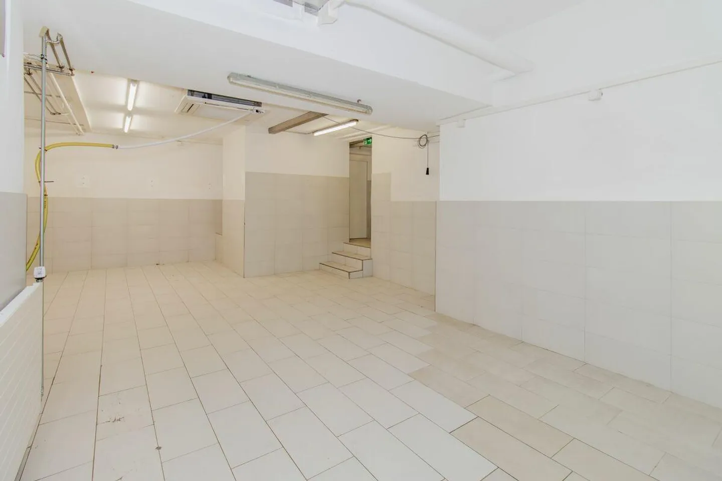 Commercial premises in a central location - Photo 4 of 9