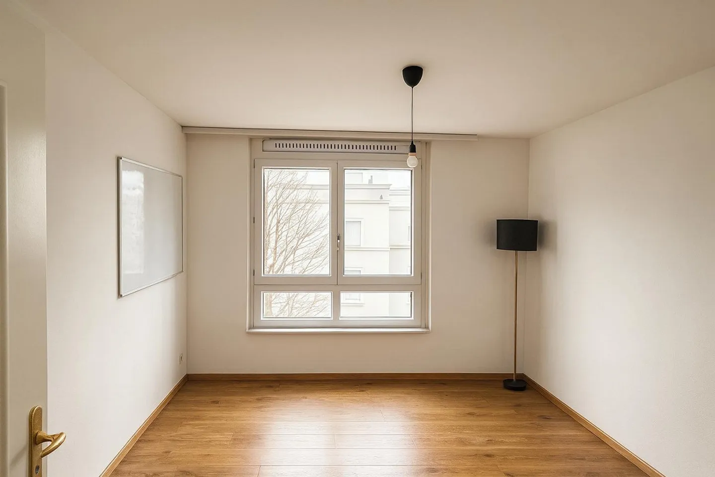 High-Quality Living and Home Office Above the Rooftops of Zurich: Elegant 4.5-Room Apartment - Photo 5 of 8