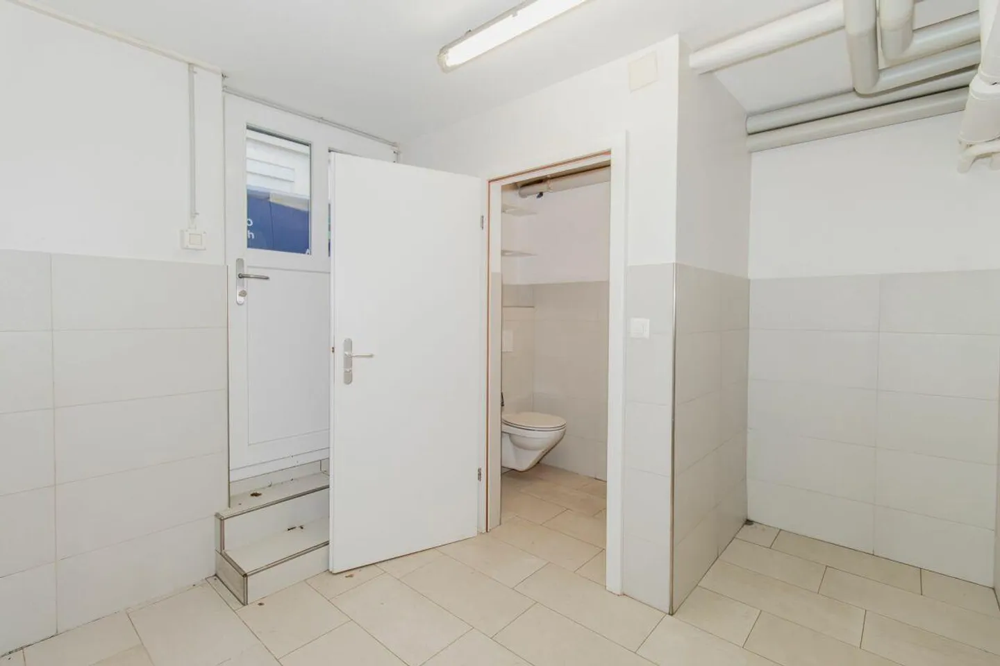 Commercial premises in a central location - Photo 8 of 9