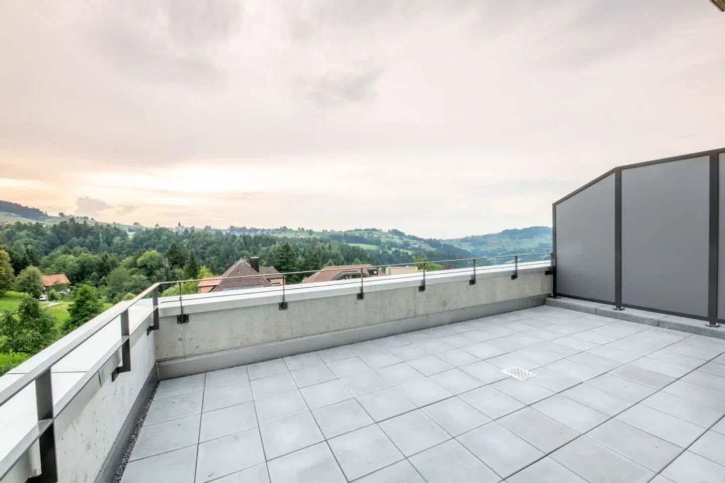 Appartement 2,5 pièces avec terrasse - Photo 3 sur 9