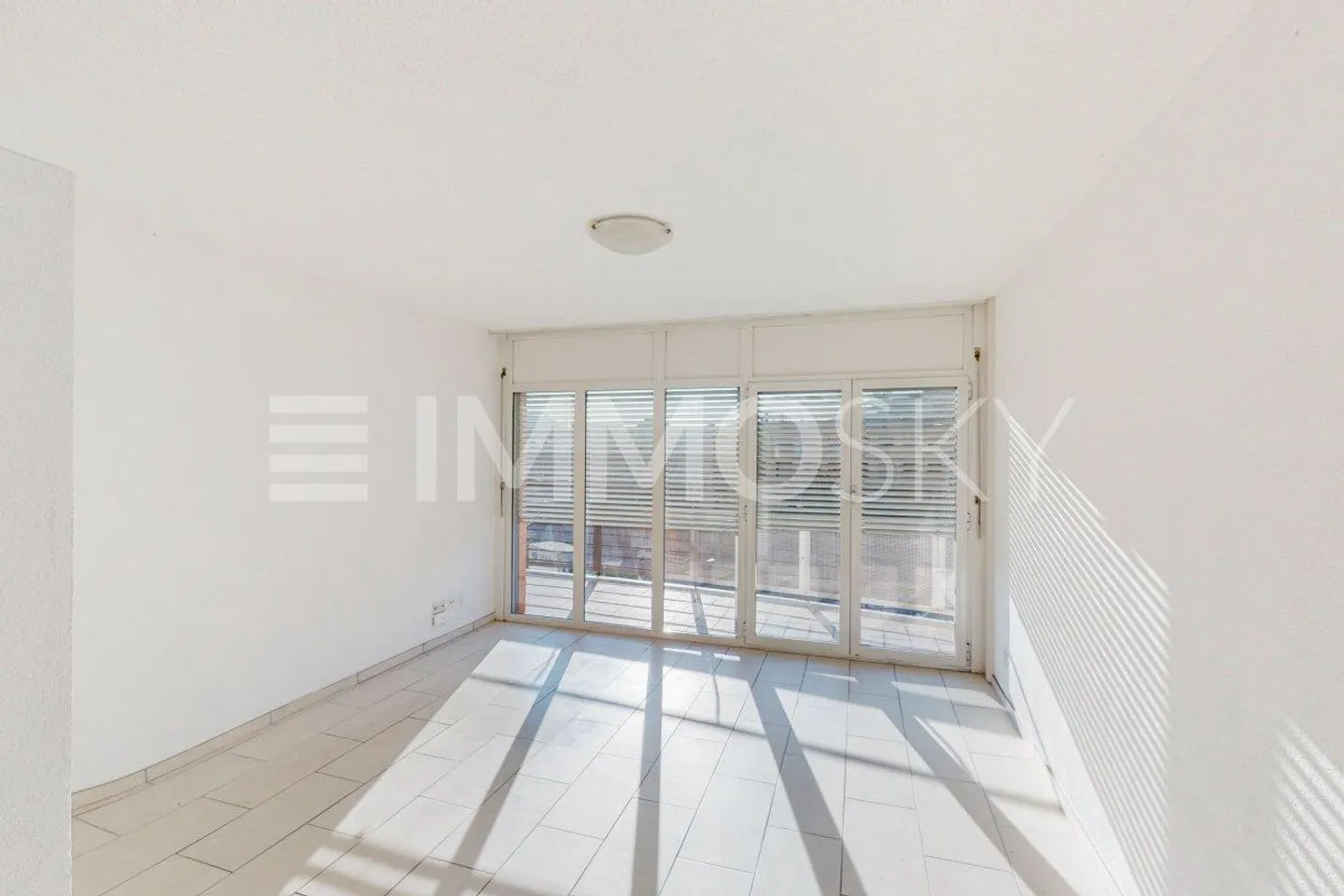 Sunny and bright with private parking - Photo 2 of 5