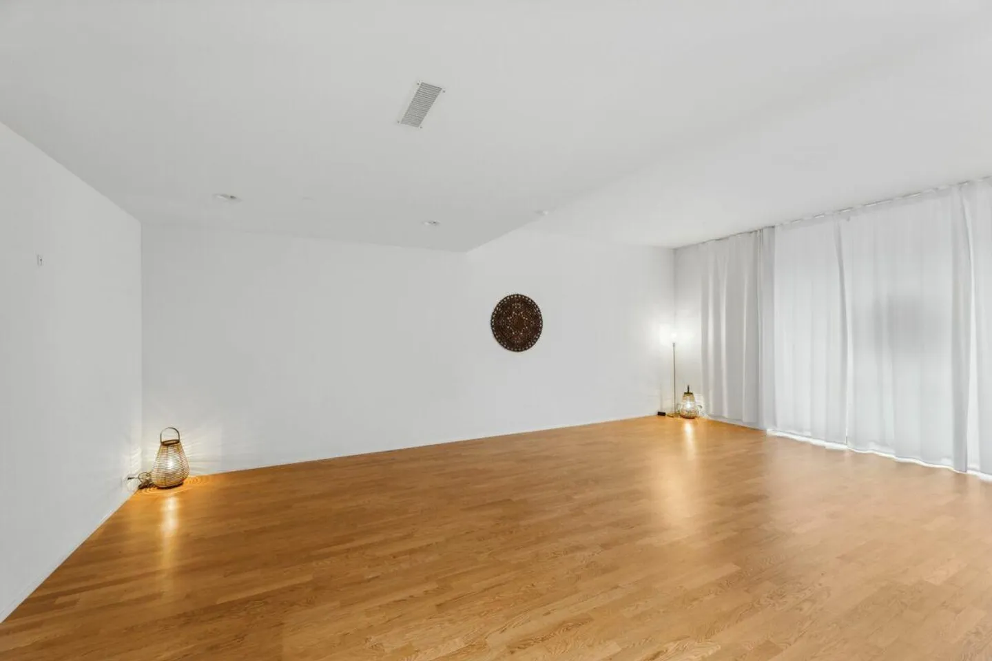 Bureau lumineux | espace atelier à louer directement au rond-point ! - Photo 4 sur 7