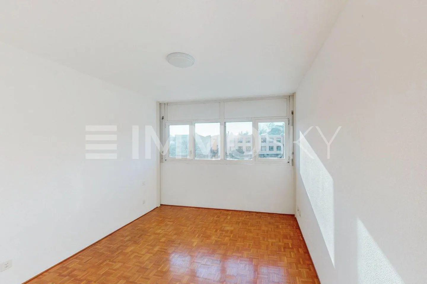 Sunny and bright with private parking - Photo 4 of 5