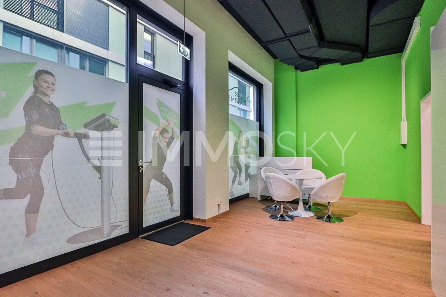 Espace de vente attrayant dans un emplacement très fréquenté - Photo 3 sur 5