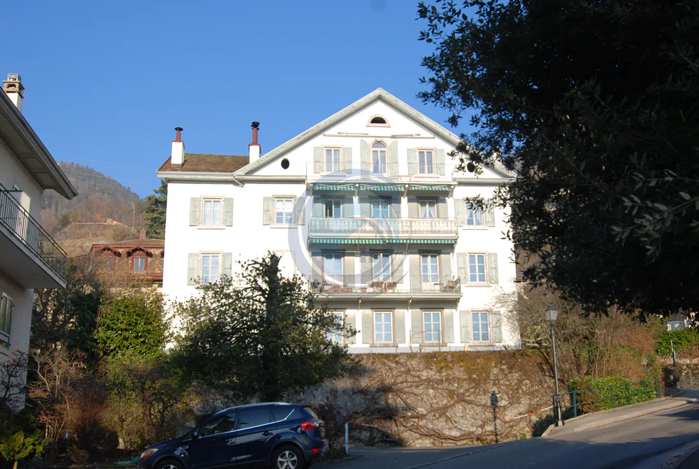 MAGNIFICENT 7.5-ROOM APARTMENT WITH LAKE VIEW - Photo 17 of 18