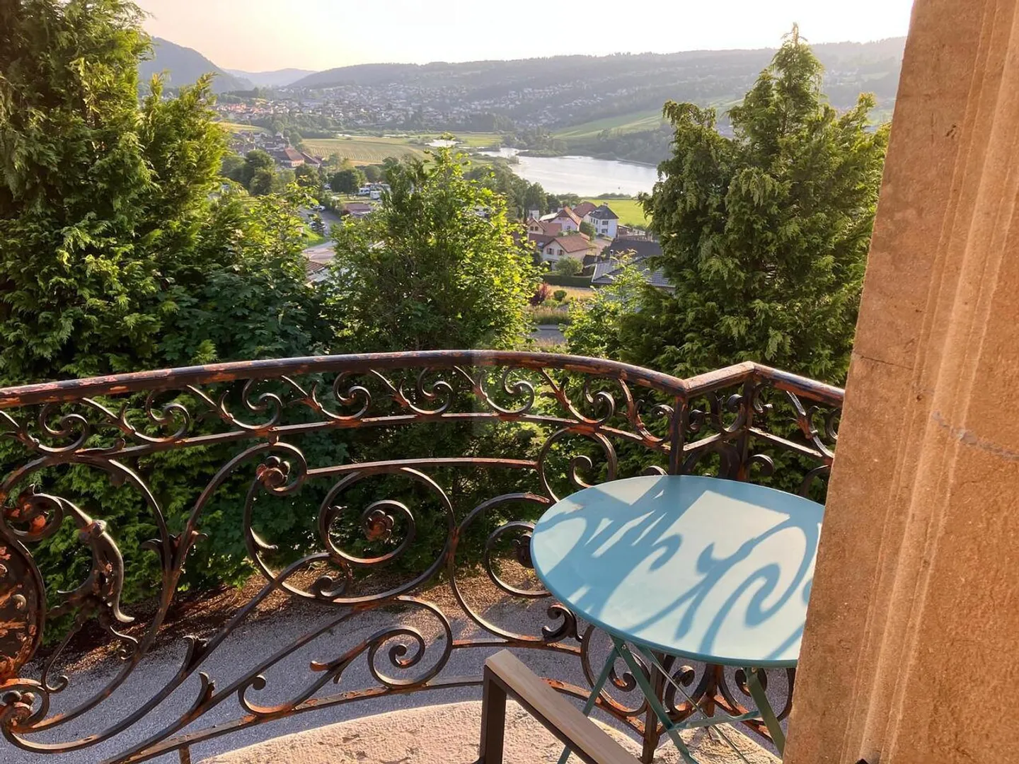 IN EINEM PRACHTVOLLEN HERRENHAUS MIT SEEBLICK - Foto 2 von 6