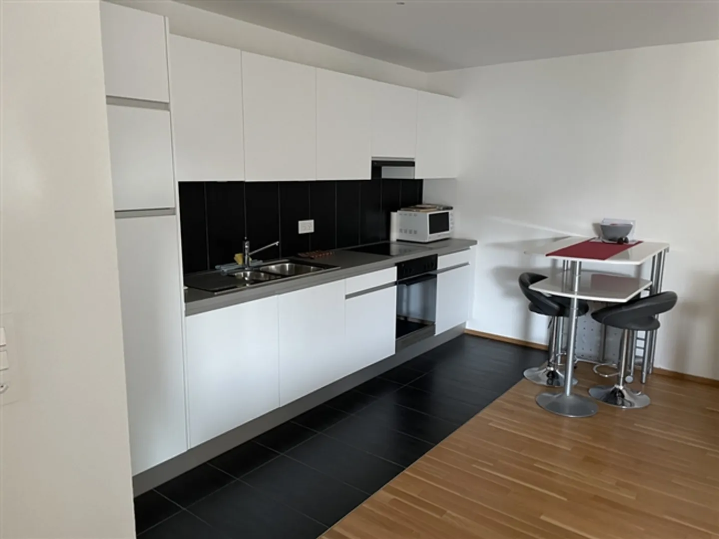 Appartement spacieux de 2,5 pièces dans un emplacement idéal - Photo 2 sur 3