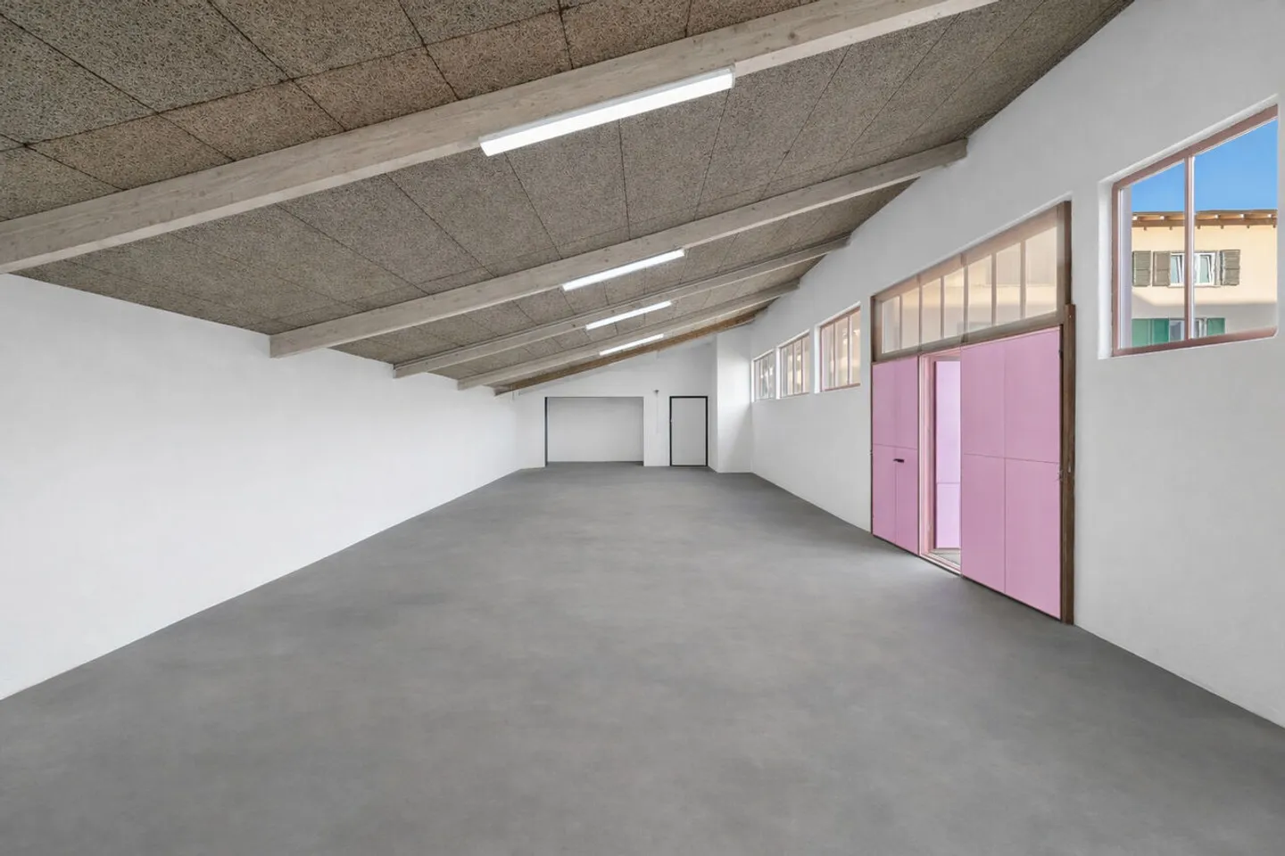 Magazzino di 120 m2 con soffitti alti e posti auto. - Foto 1 di 1