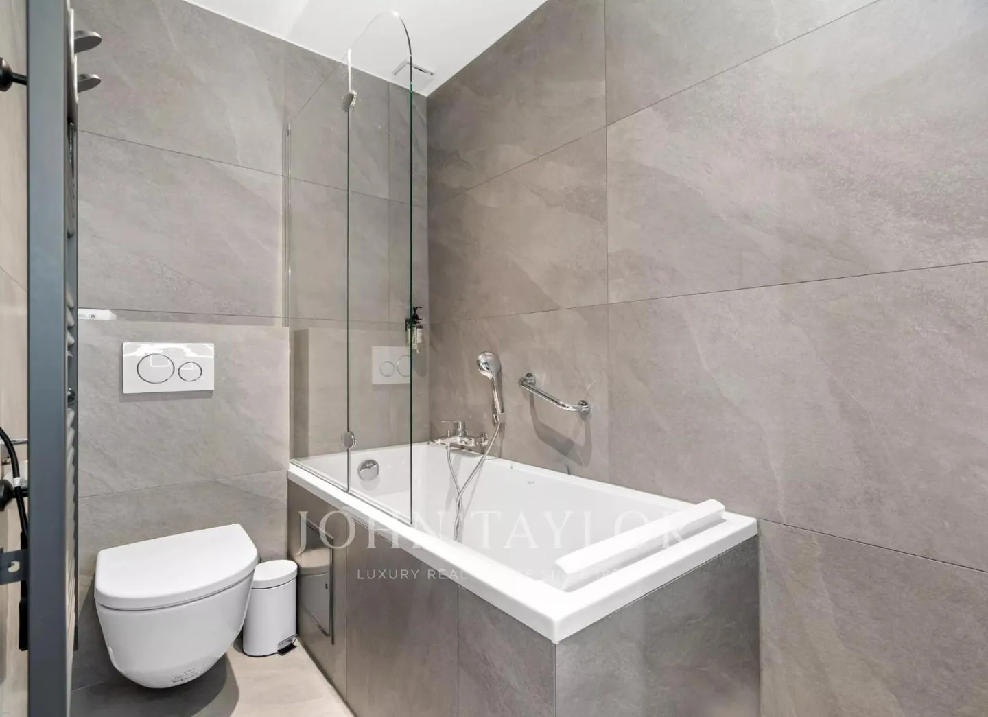 Bright penthouse apartment with 93 m² panoramic terrace, private studio and breathtaking views - Photo 9 of 13