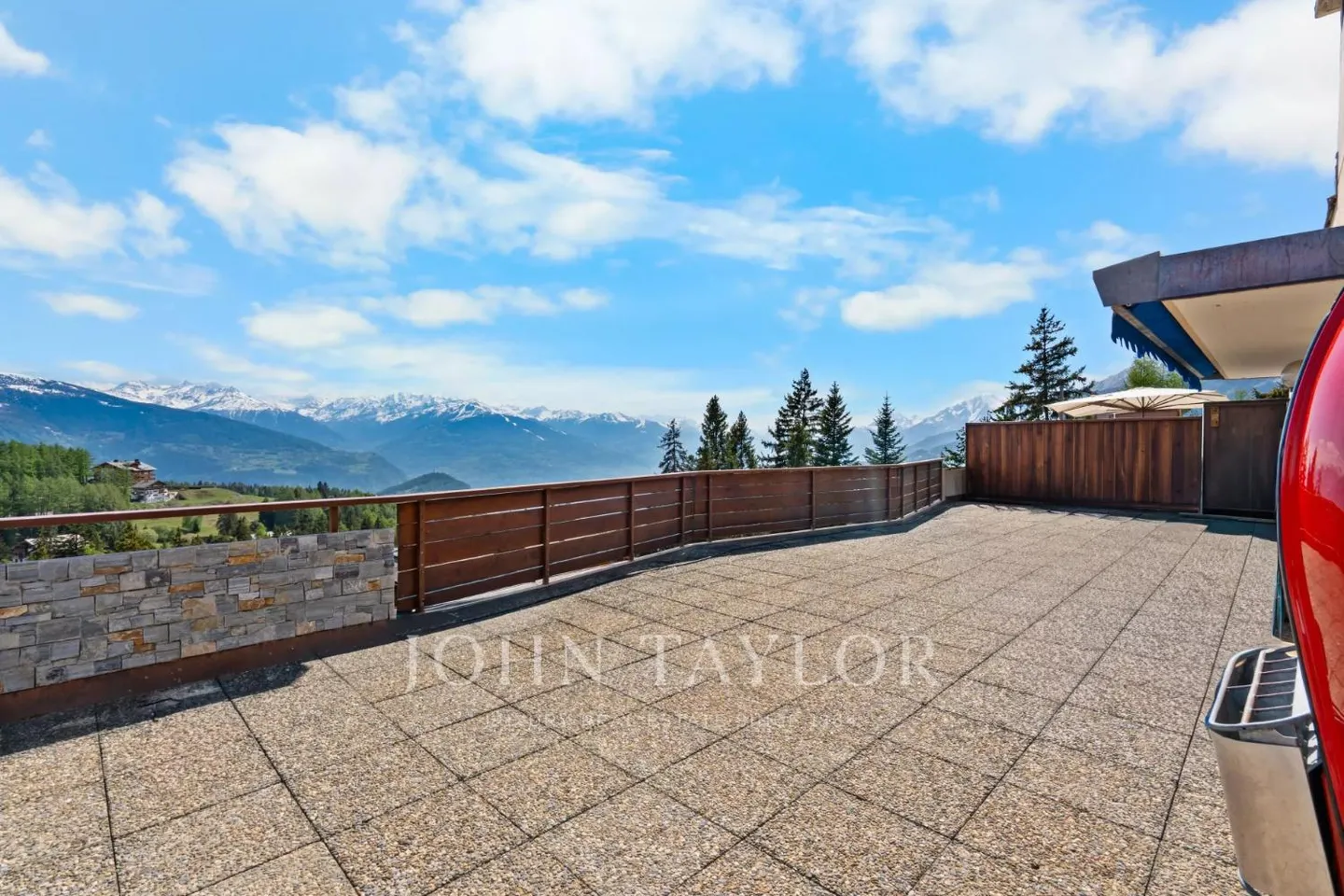 Bright penthouse apartment with 93 m² panoramic terrace, private studio and breathtaking views - Photo 10 of 13