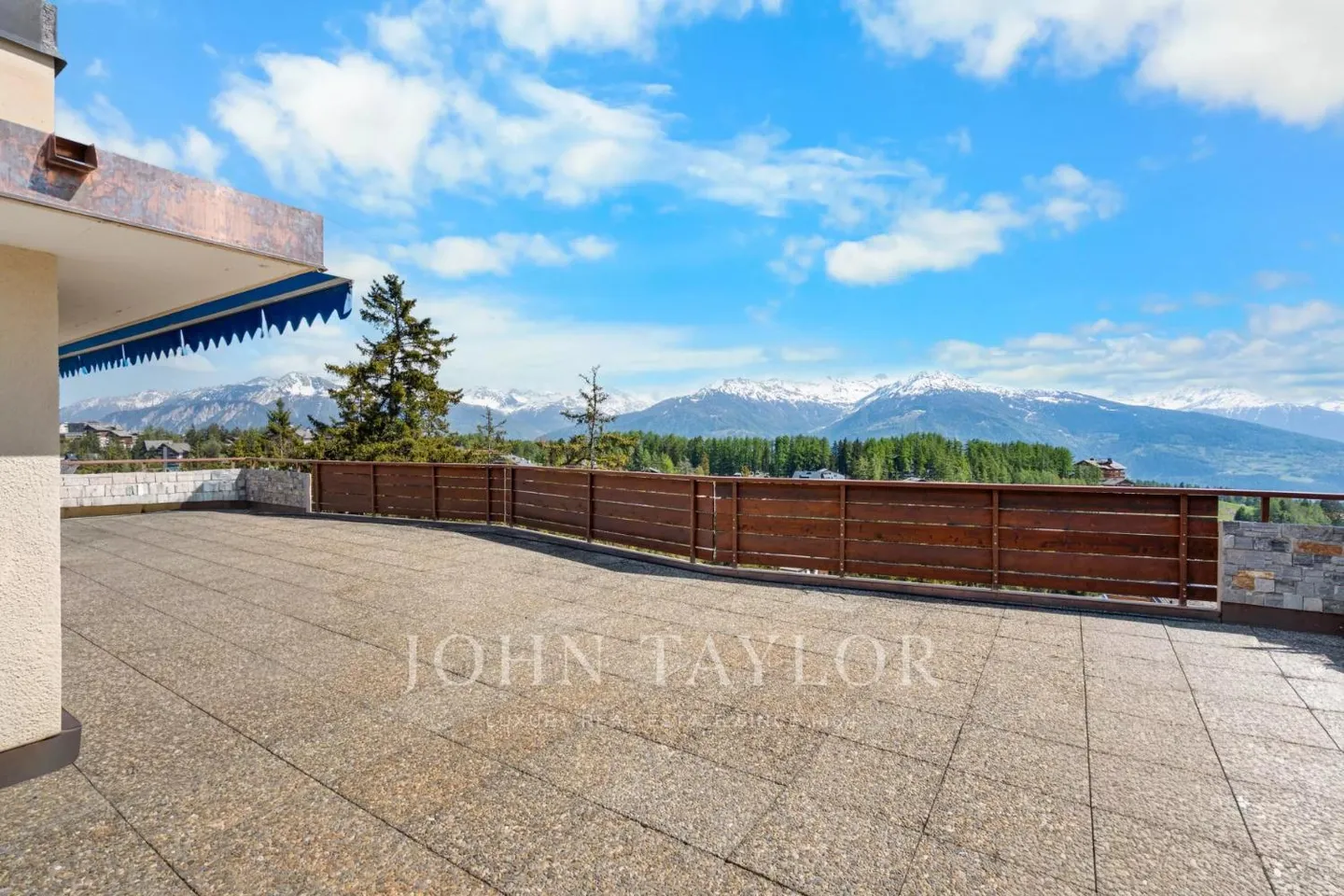 Bright penthouse apartment with 93 m² panoramic terrace, private studio and breathtaking views - Photo 11 of 13