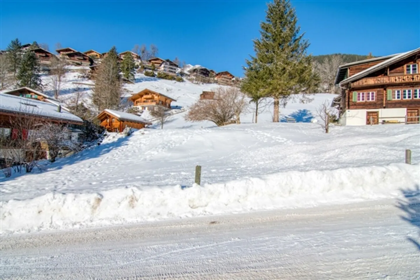 Terrain de construction exclusif dans le meilleur emplacement ensoleillé à Grindelwald - Vivre avec vue panoramique, idéal pour une maison unifamiliale ou bifamiliale - Photo 1 sur 16