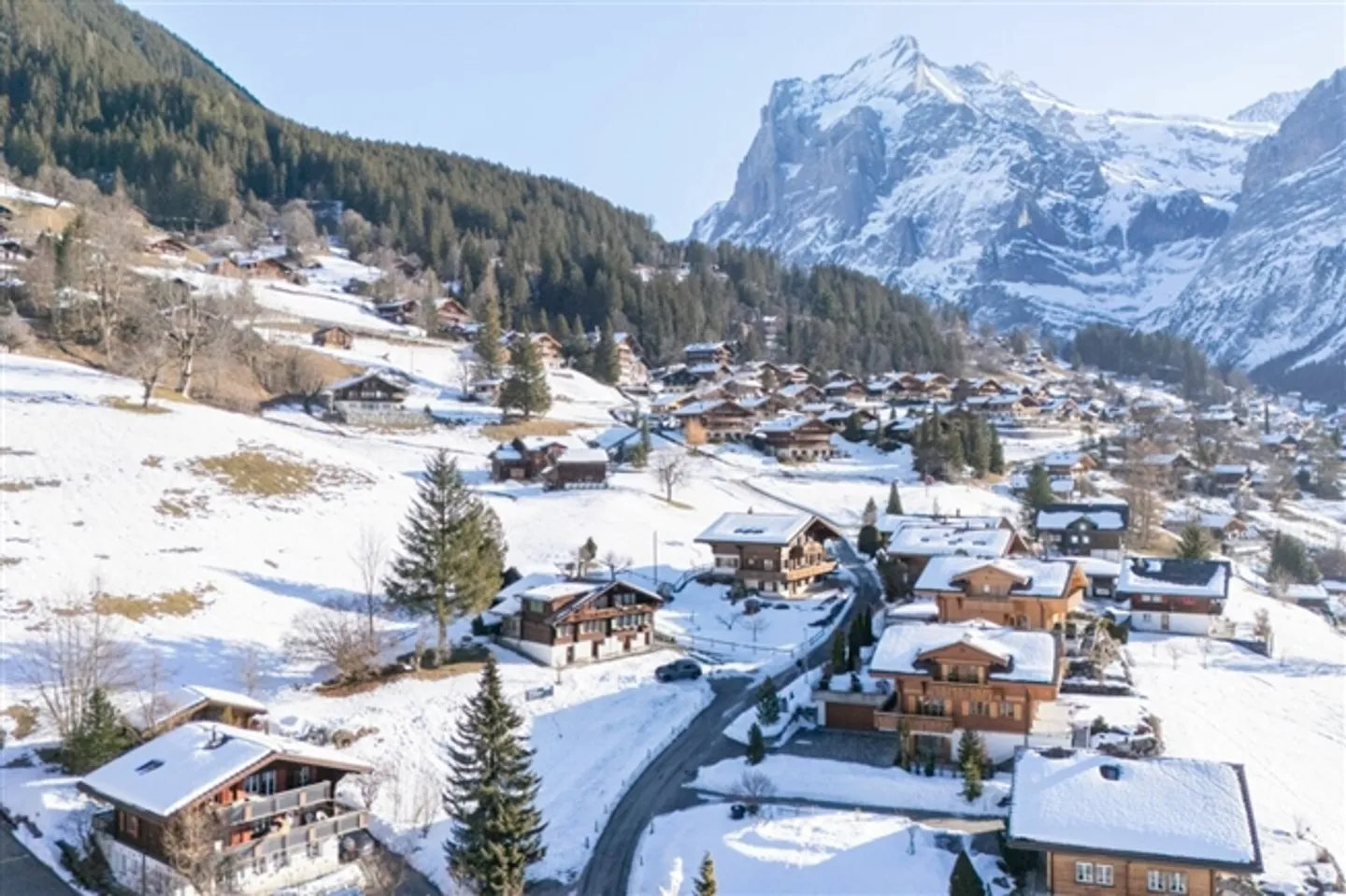 Terrain de construction exclusif dans le meilleur emplacement ensoleillé à Grindelwald - Vivre avec vue panoramique, idéal pour une maison unifamiliale ou bifamiliale - Photo 2 sur 16
