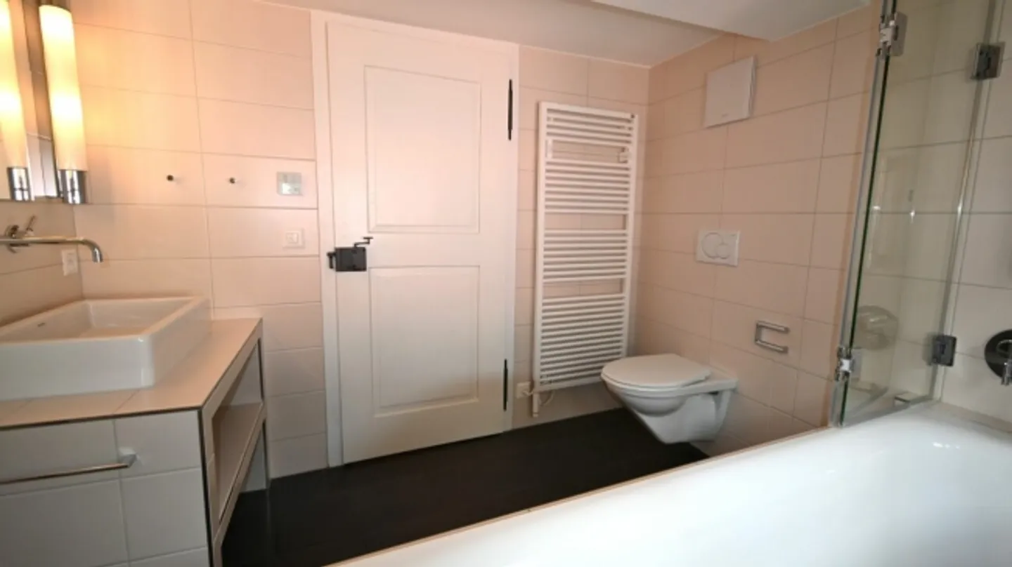 Casa residenziale ristrutturata con cura e stile con due appartamenti duplex e piano ufficio - Foto 11 di 20