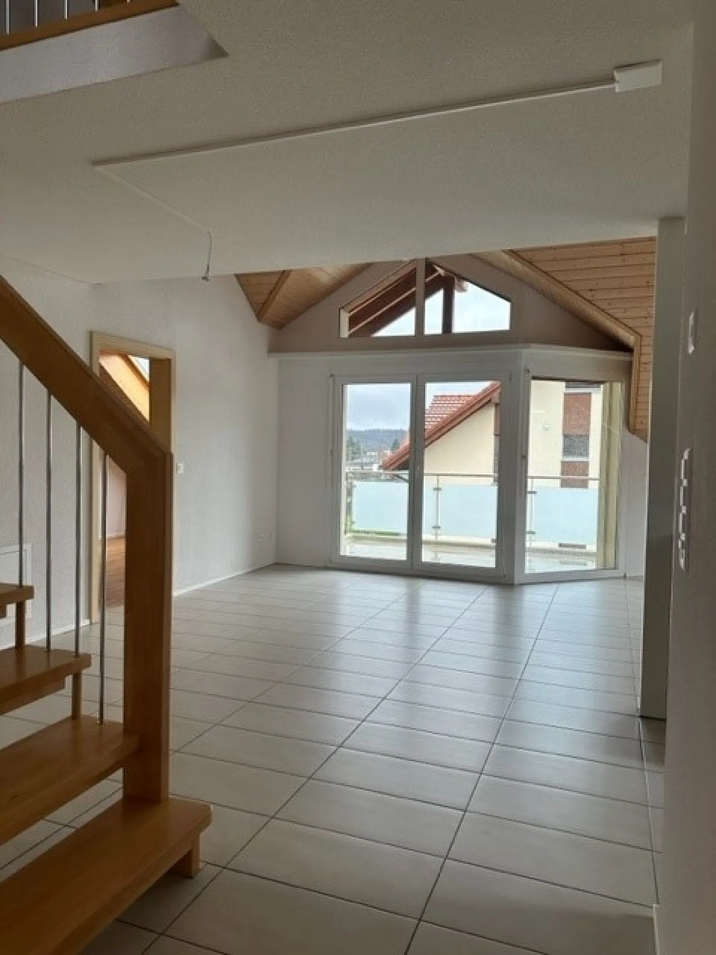 Geräumige Dachwohnung mit Galerie - Foto 4 von 10