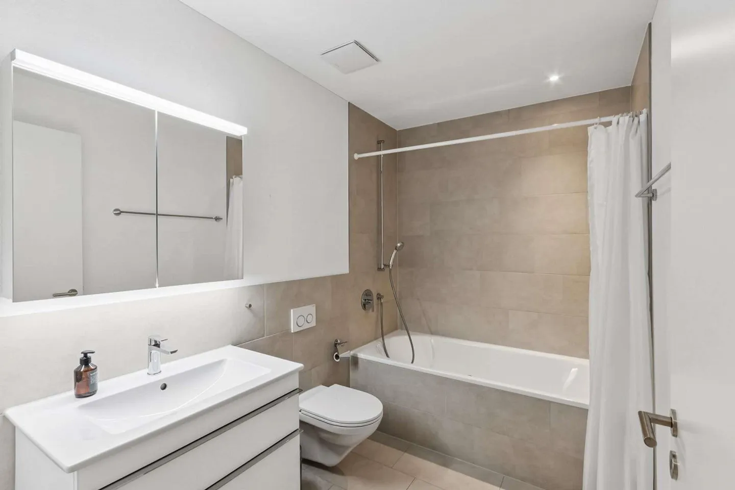 Moderne und lichtdurchflutete 4.5-Zimmer-Wohnung mit Gartenfläche - Foto 5 von 9