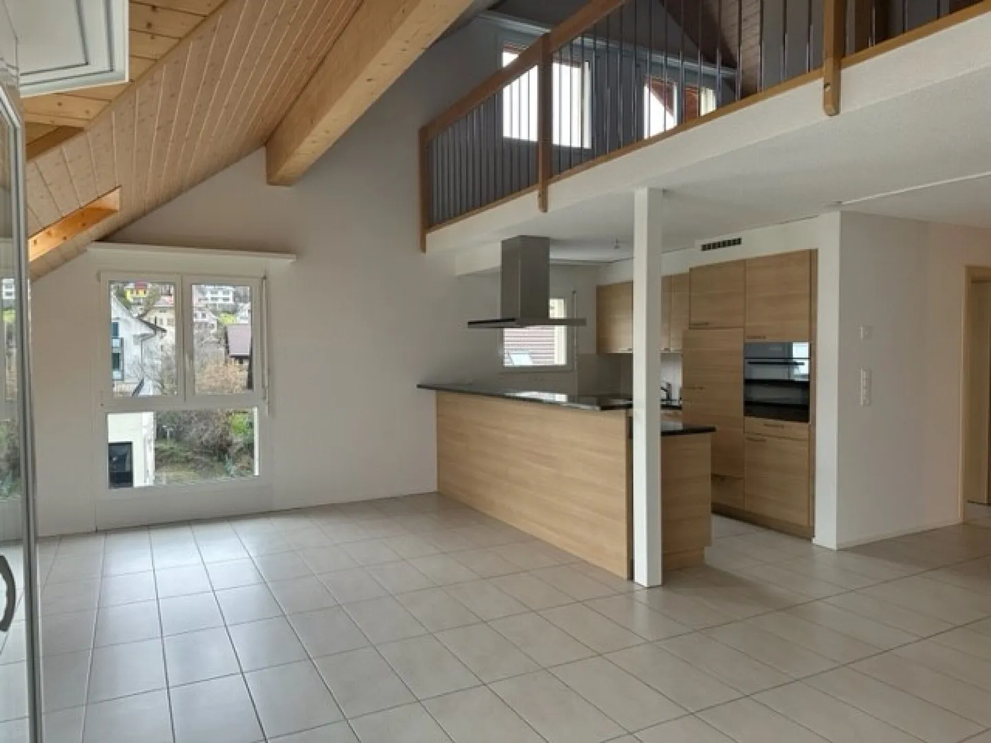 Geräumige Dachwohnung mit Galerie - Foto 3 von 10