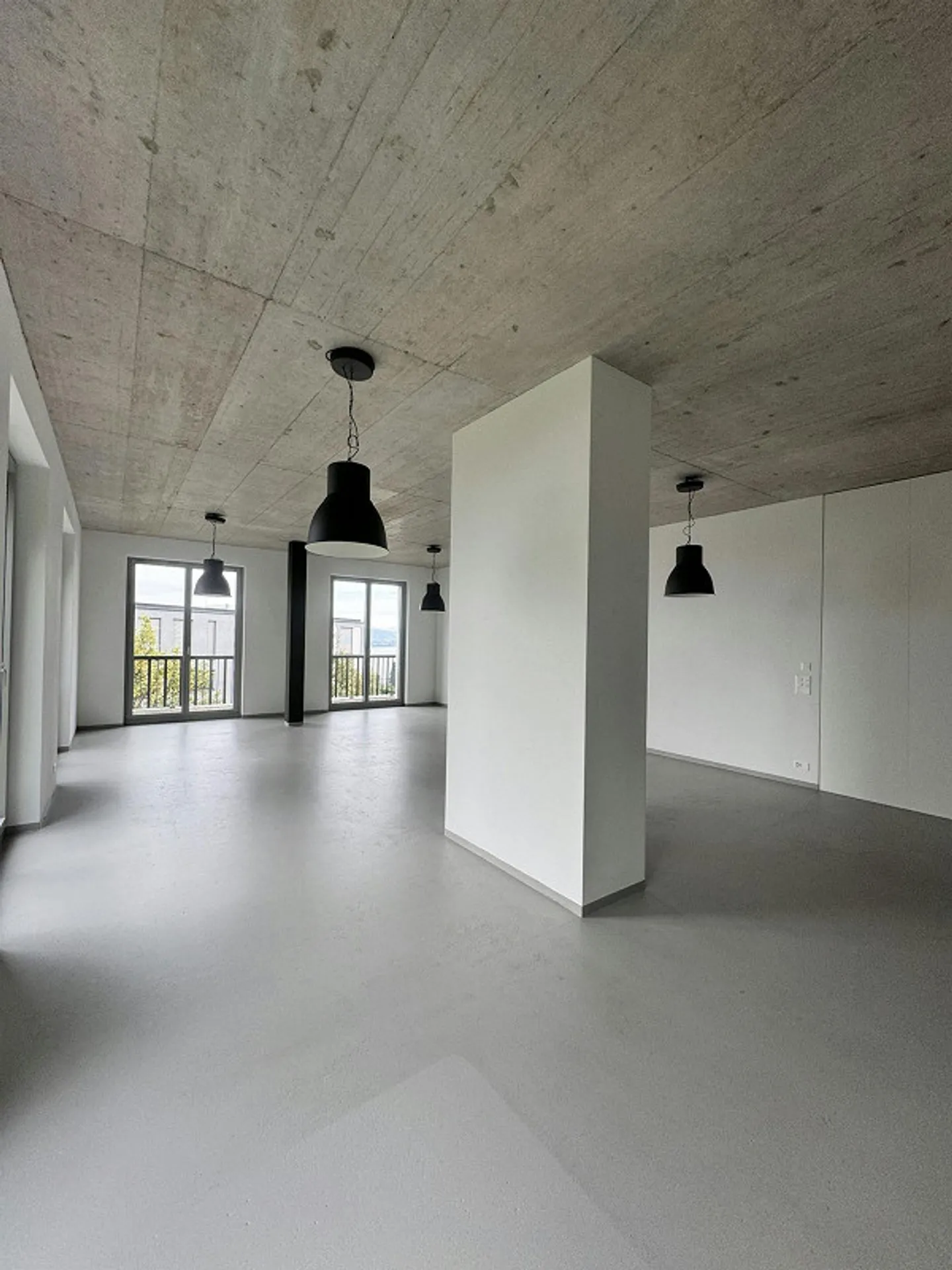 Spacious office space with kitchenette and shower for rent - Photo 3 of 9