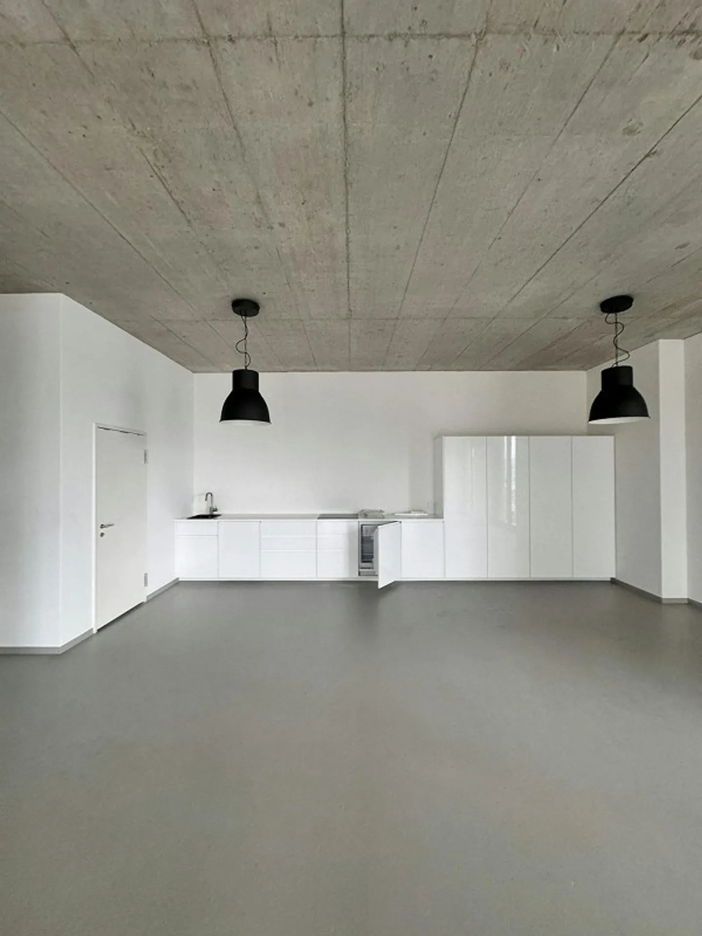 Spacious office space with kitchenette and shower for rent - Photo 4 of 9