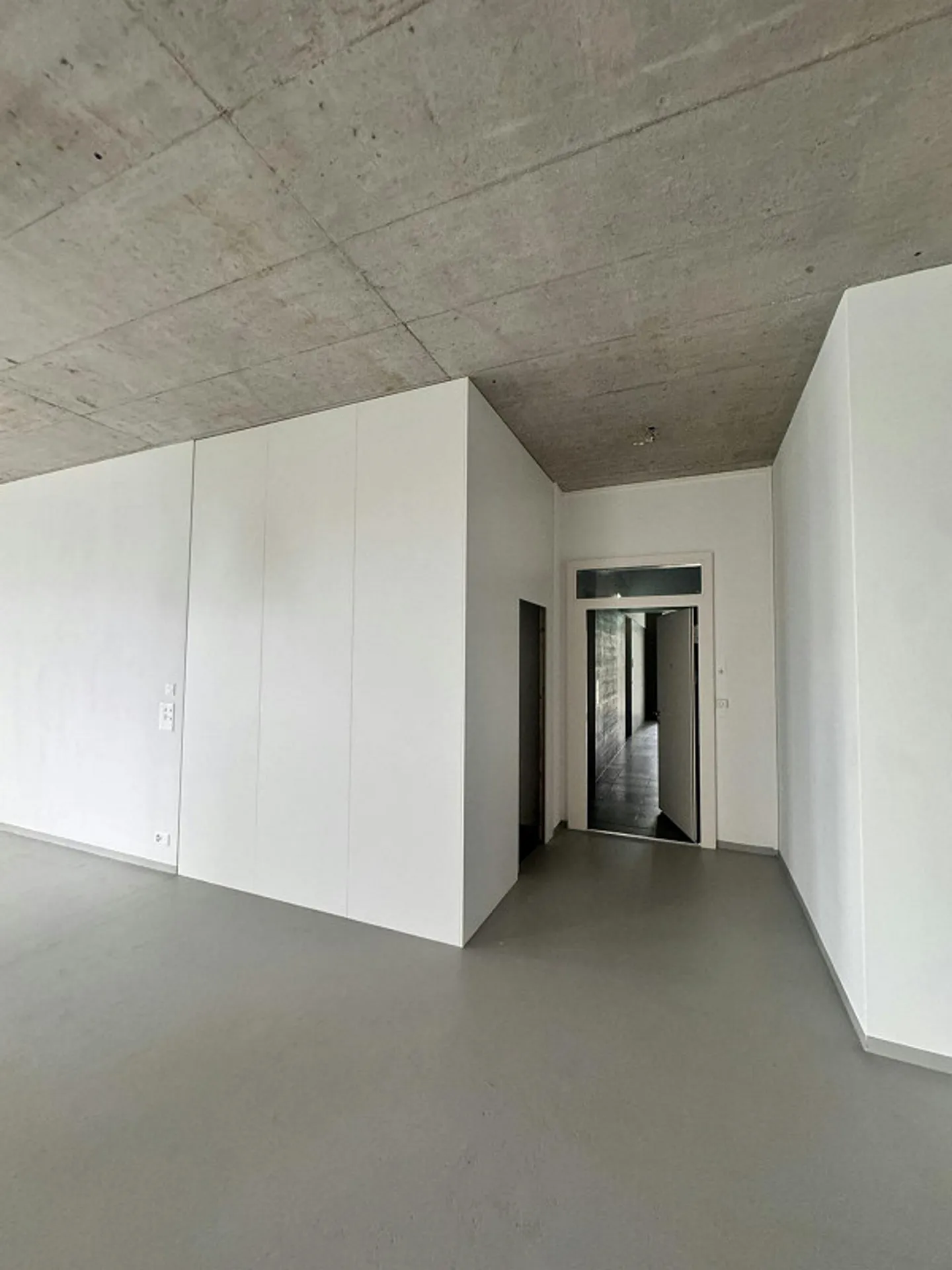 Spacious office space with kitchenette and shower for rent - Photo 7 of 9
