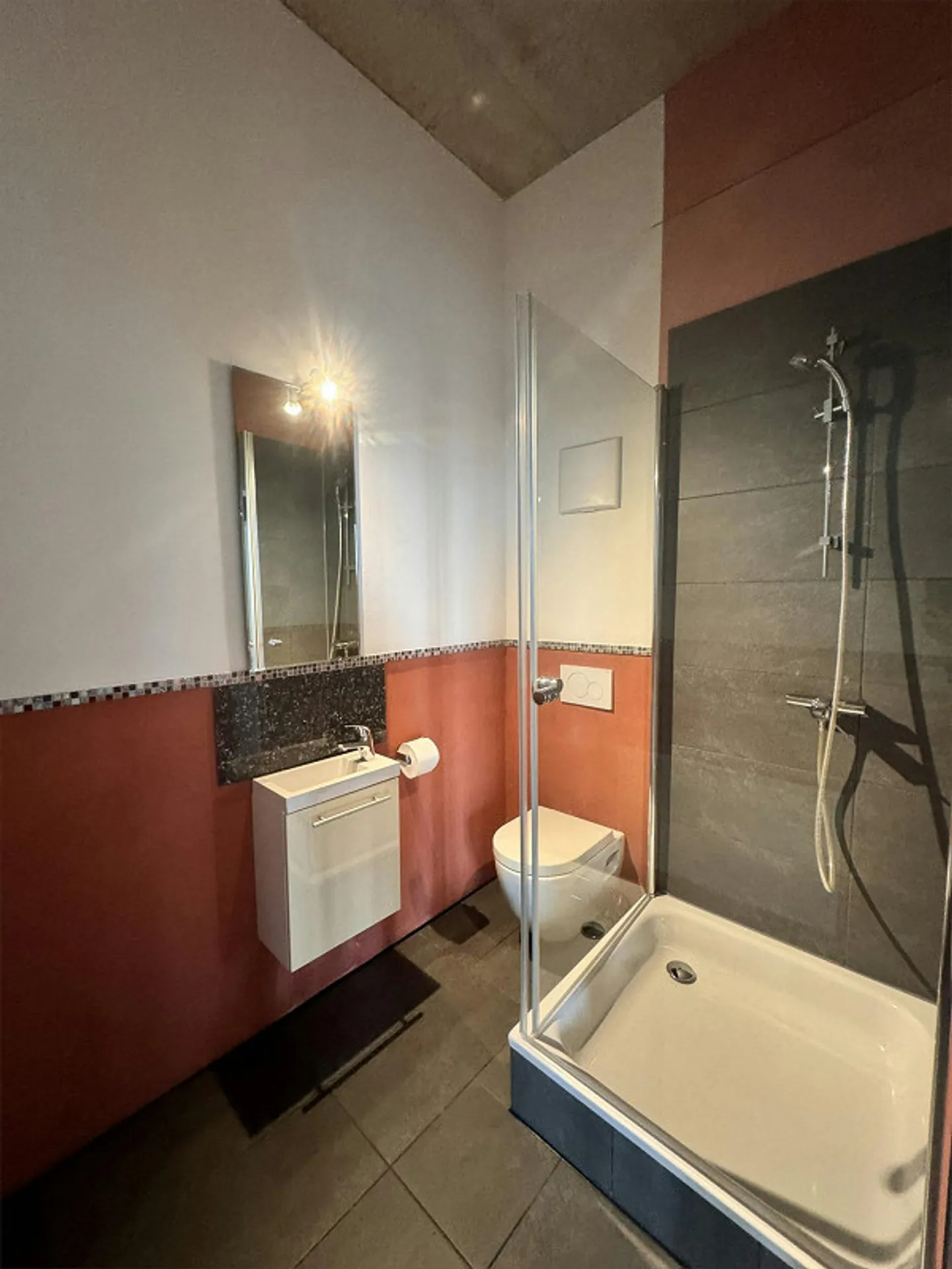 Spacious office space with kitchenette and shower for rent - Photo 8 of 9