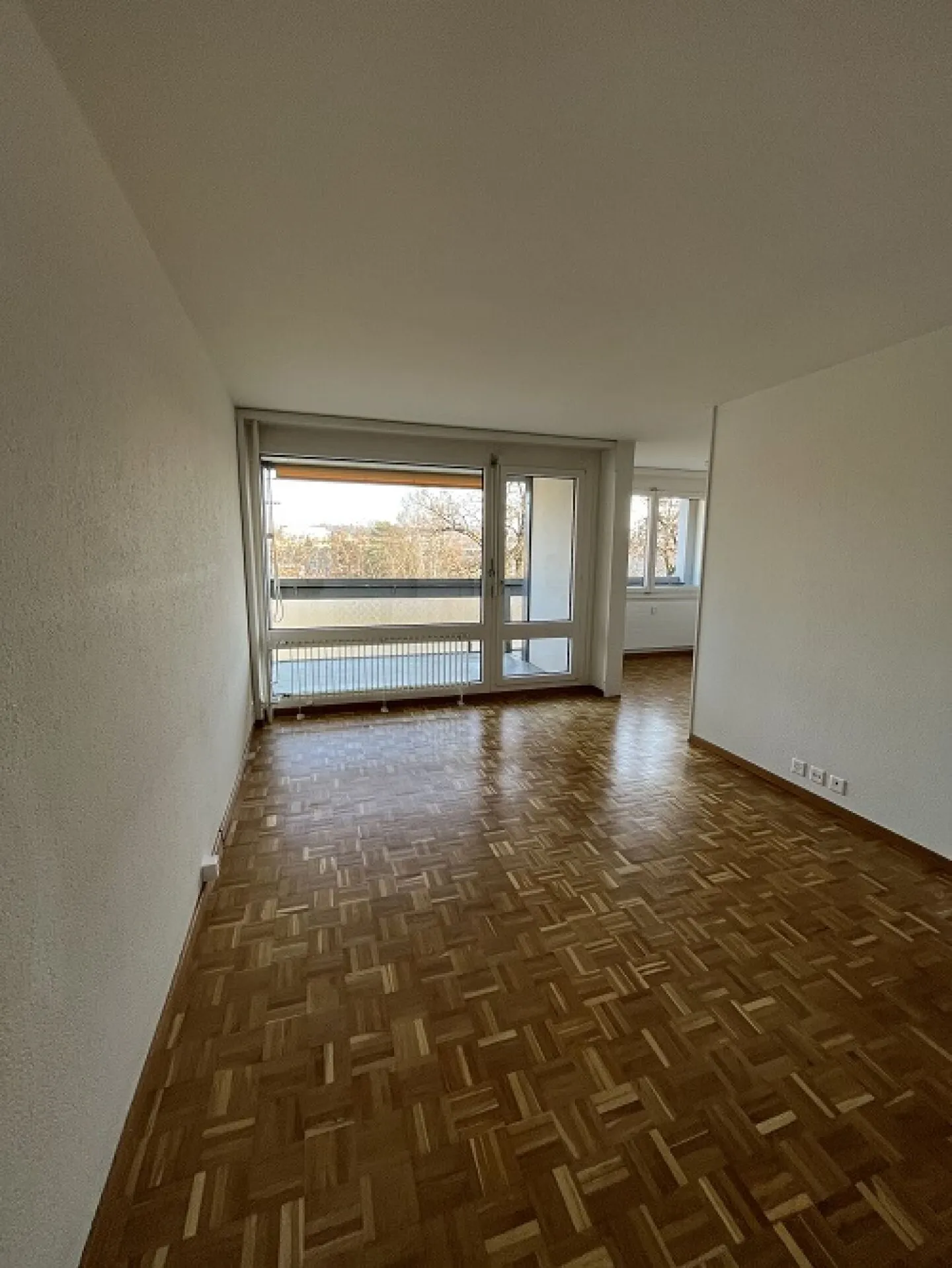 Luminoso appartamento di 3,5 stanze al 13° piano con grande balcone e bella vista! - Foto 4 di 10
