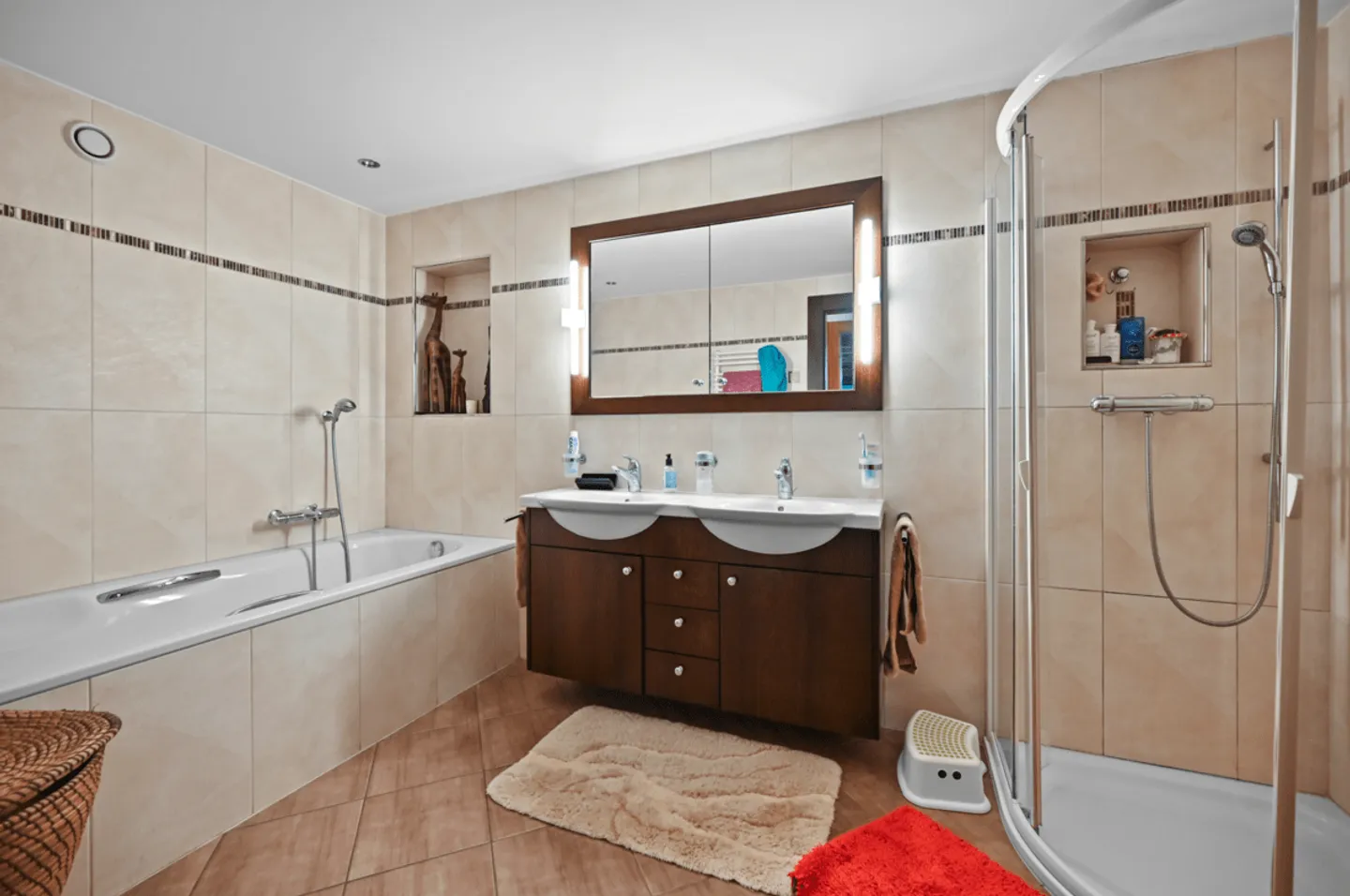 BLONAY - QUIET INDIVIDUAL VILLA OF 7.5 ROOMS FOR RENT IN A - Photo 3 of 5