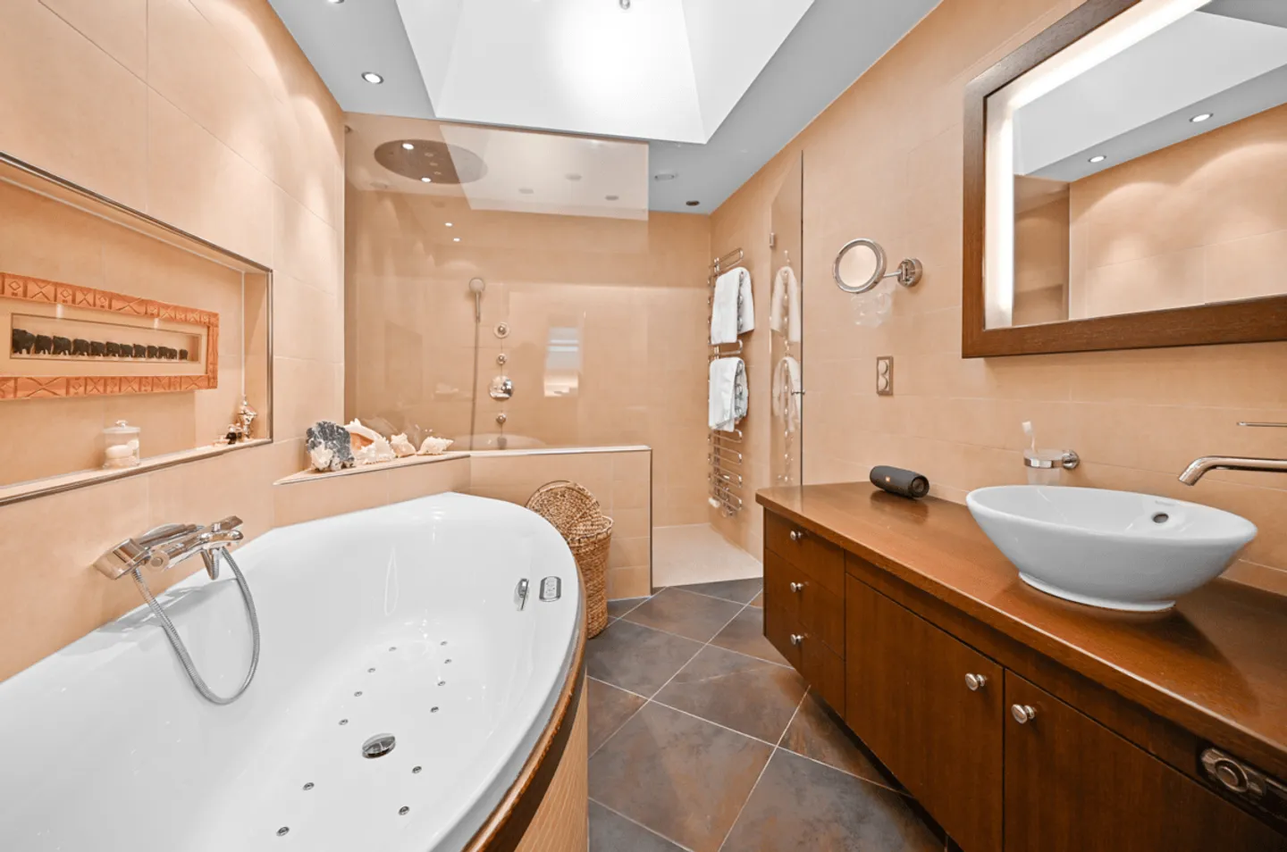 BLONAY - QUIET INDIVIDUAL VILLA OF 7.5 ROOMS FOR RENT IN A - Photo 4 of 5