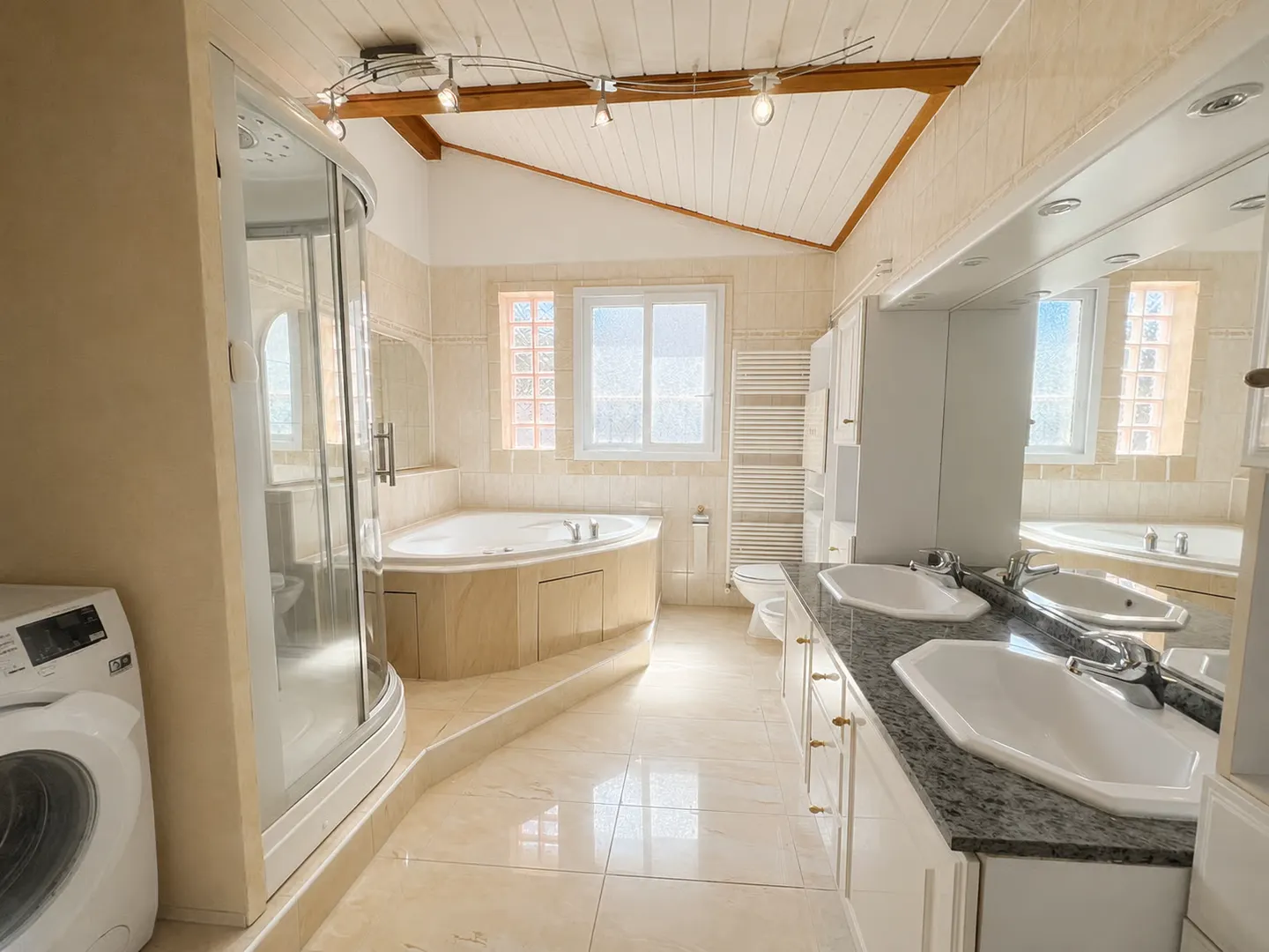 Une maison deux logements à deux pas de toutes les commodités - Photo 9 of 13