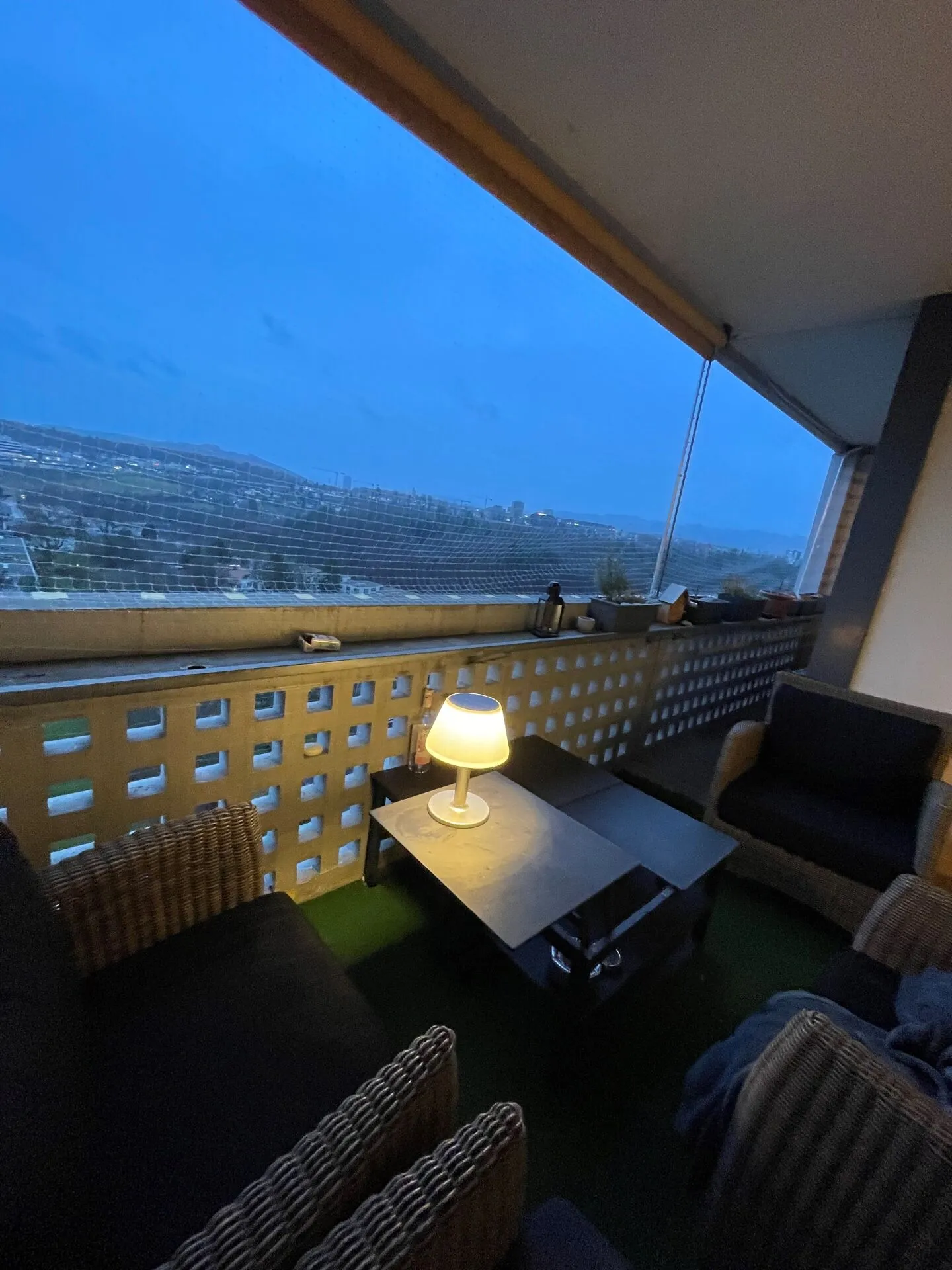 Luminoso appartamento di 3,5 stanze al 13° piano con grande balcone e bella vista! - Foto 9 di 10