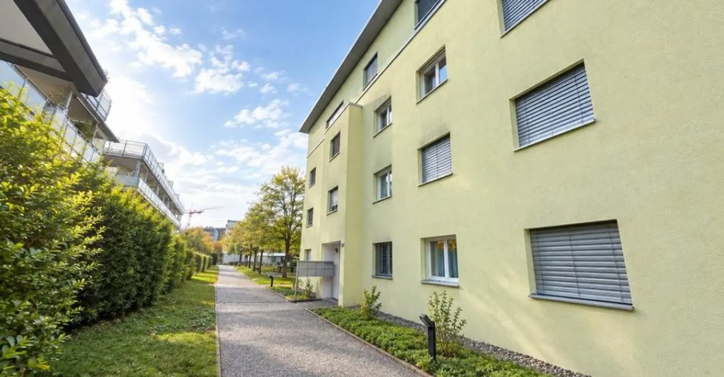 Charmant appartement en attique à Niederwangen - Photo 1 sur 8