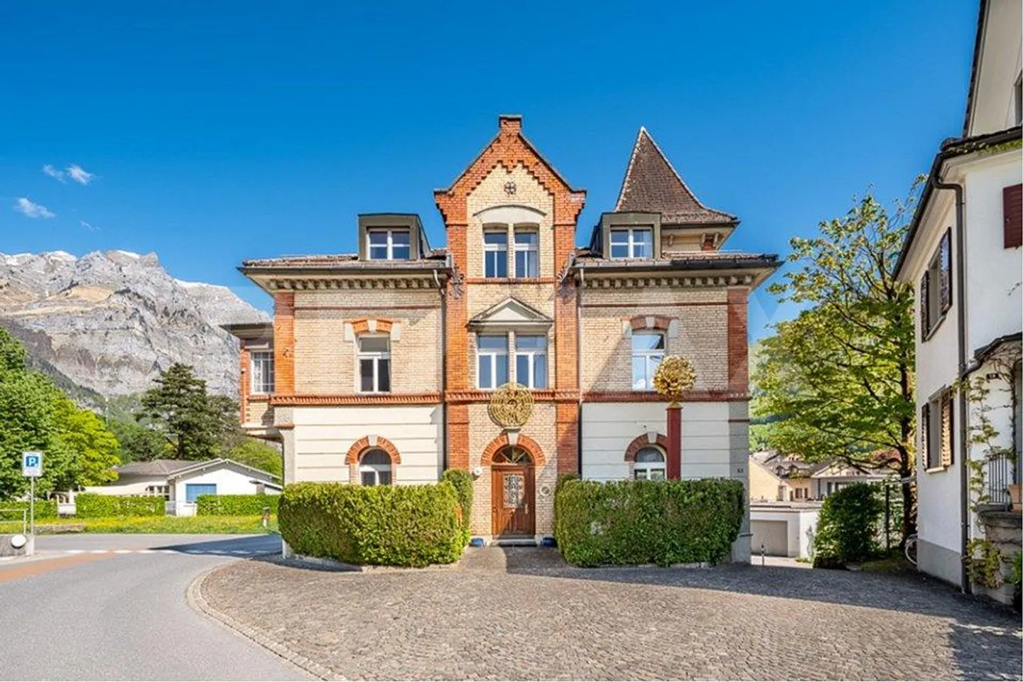 Residential and Commercial Building in Glarus - Photo 2 of 13