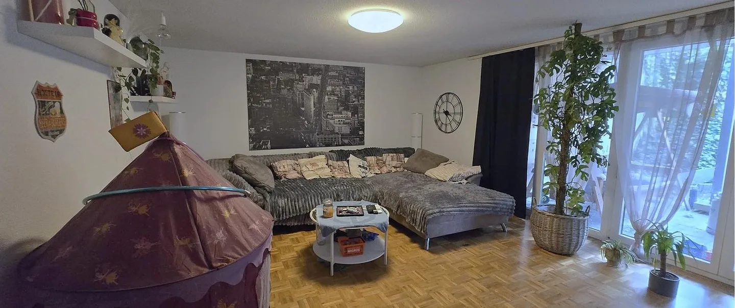 Ampio appartamento di 4 ½ stanze in una posizione ideale - Foto 2 di 13