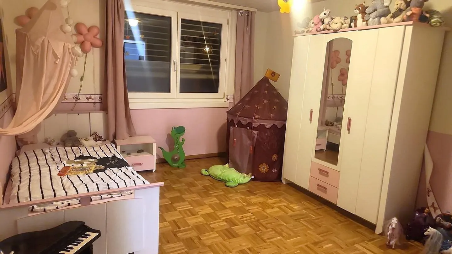 Ampio appartamento di 4 ½ stanze in una posizione ideale - Foto 7 di 13