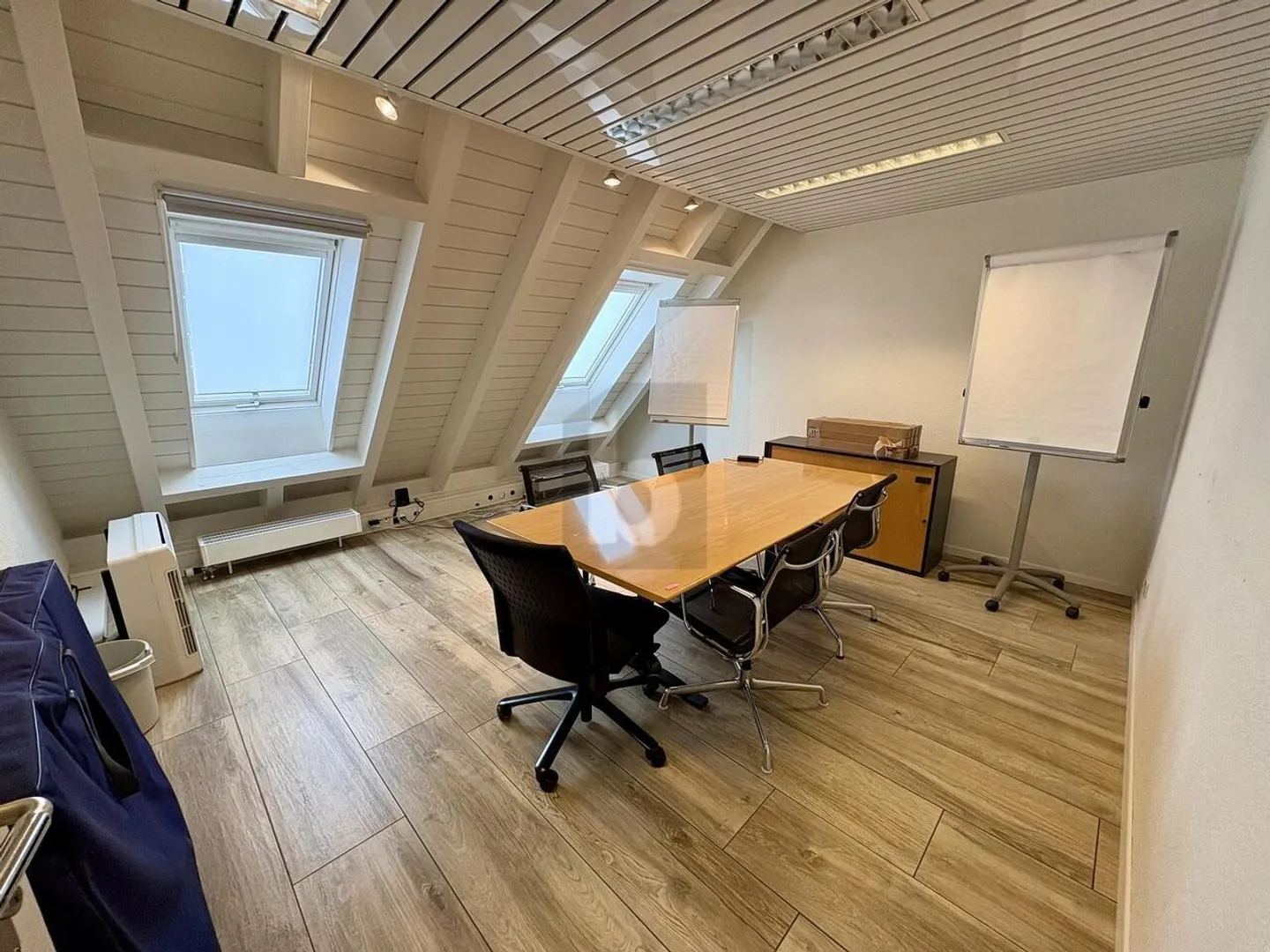 Office space for rent - Photo 1 of 6