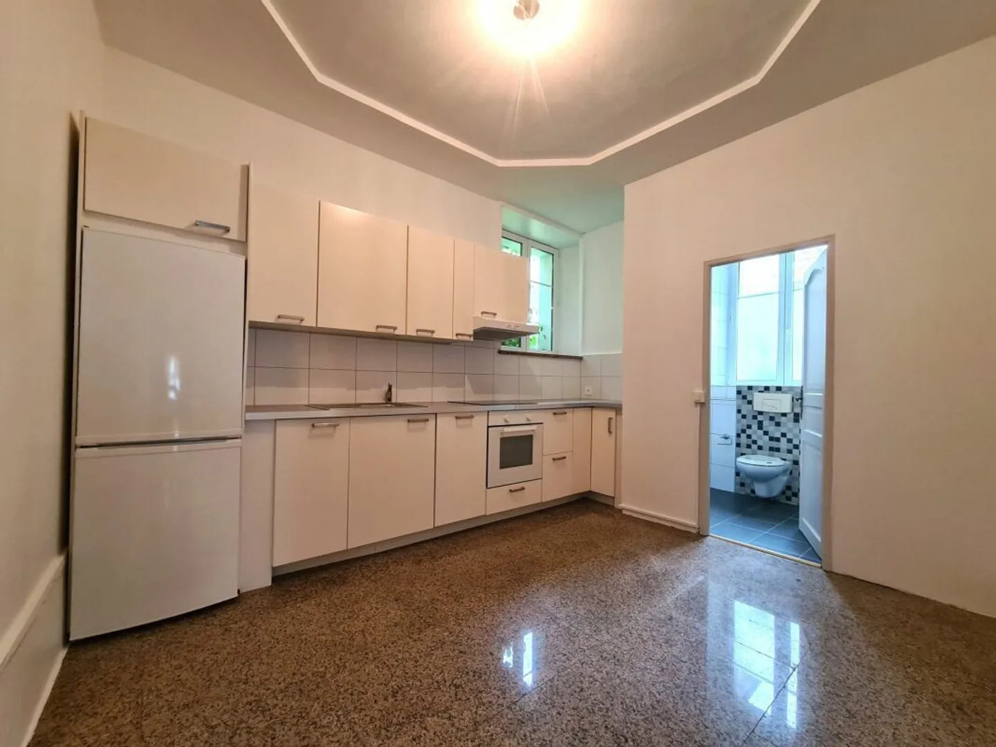 Charming Ground-Floor Apartment - Photo 4 of 6
