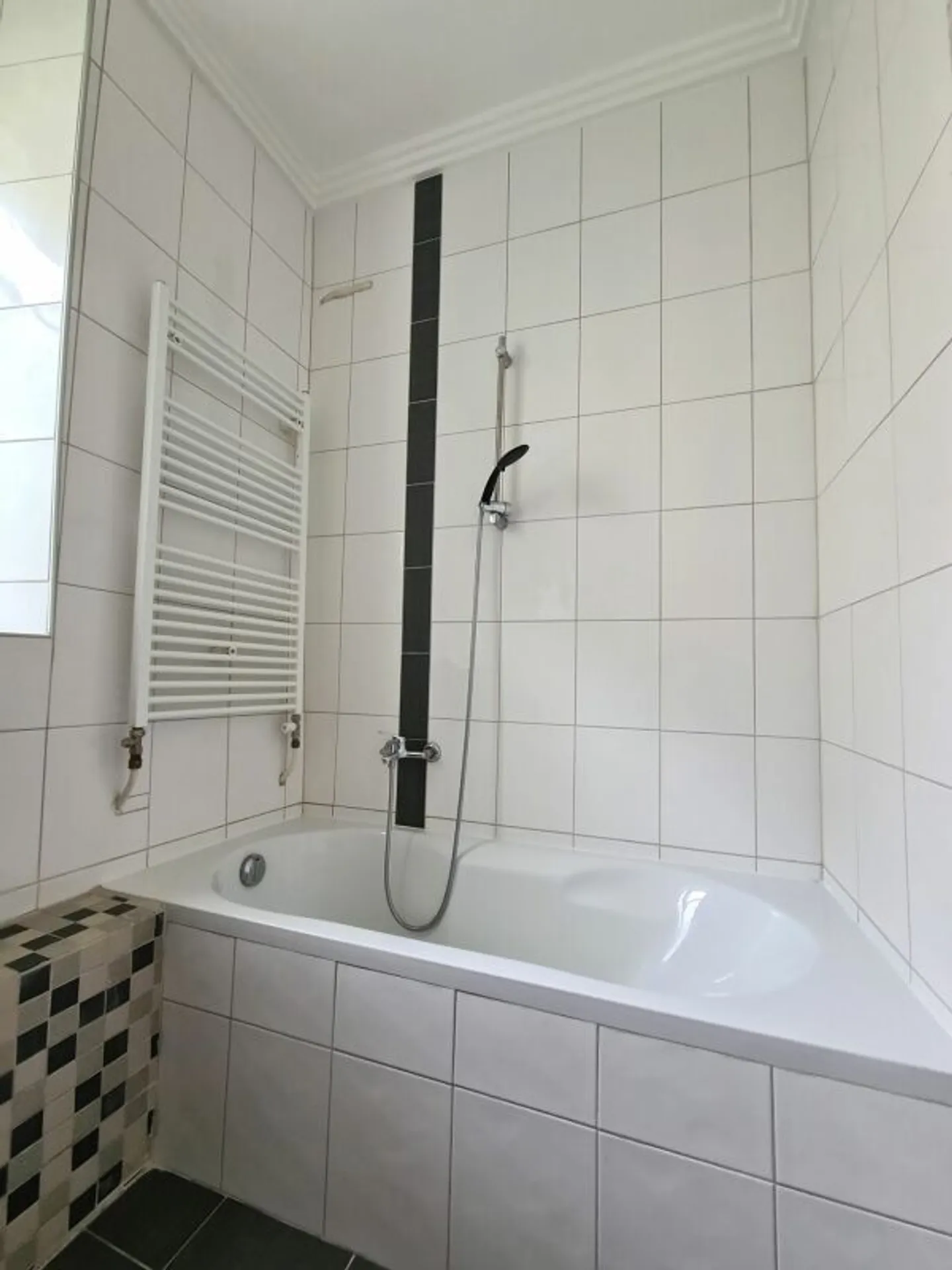 Charming Ground-Floor Apartment - Photo 5 of 6
