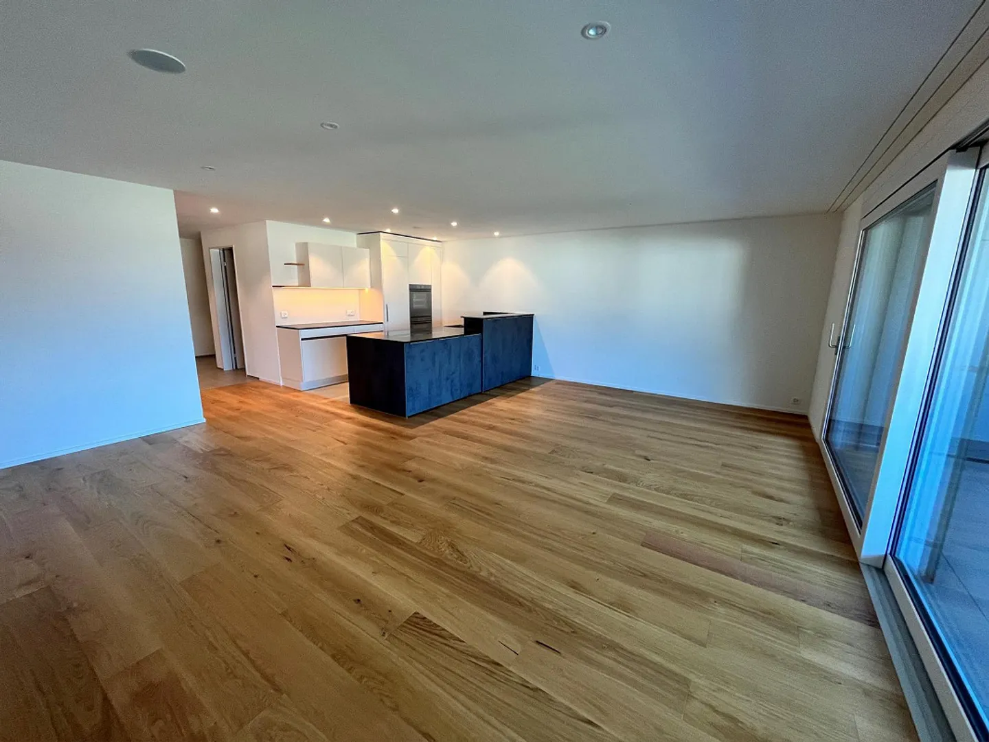 Stylish living in a modern 4.5 room apartment - Photo 2 of 10