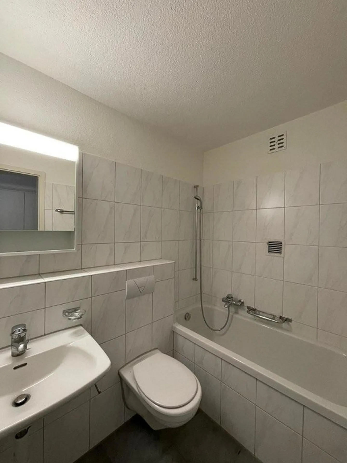 Appartement central avec grand balcon et vue - Photo 7 sur 9