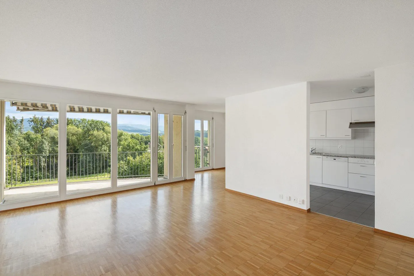 Sehr schöne 5,5-Zimmer-Wohnung mit Terrasse - Foto 3 von 8