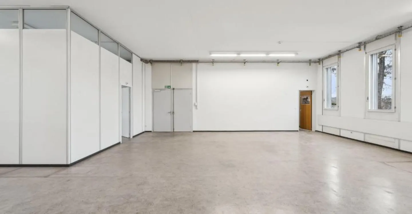 Plus d'espace pour votre entreprise : 305 m² d'espace de stockage avec élévateur à marchandises - Photo 3 sur 6