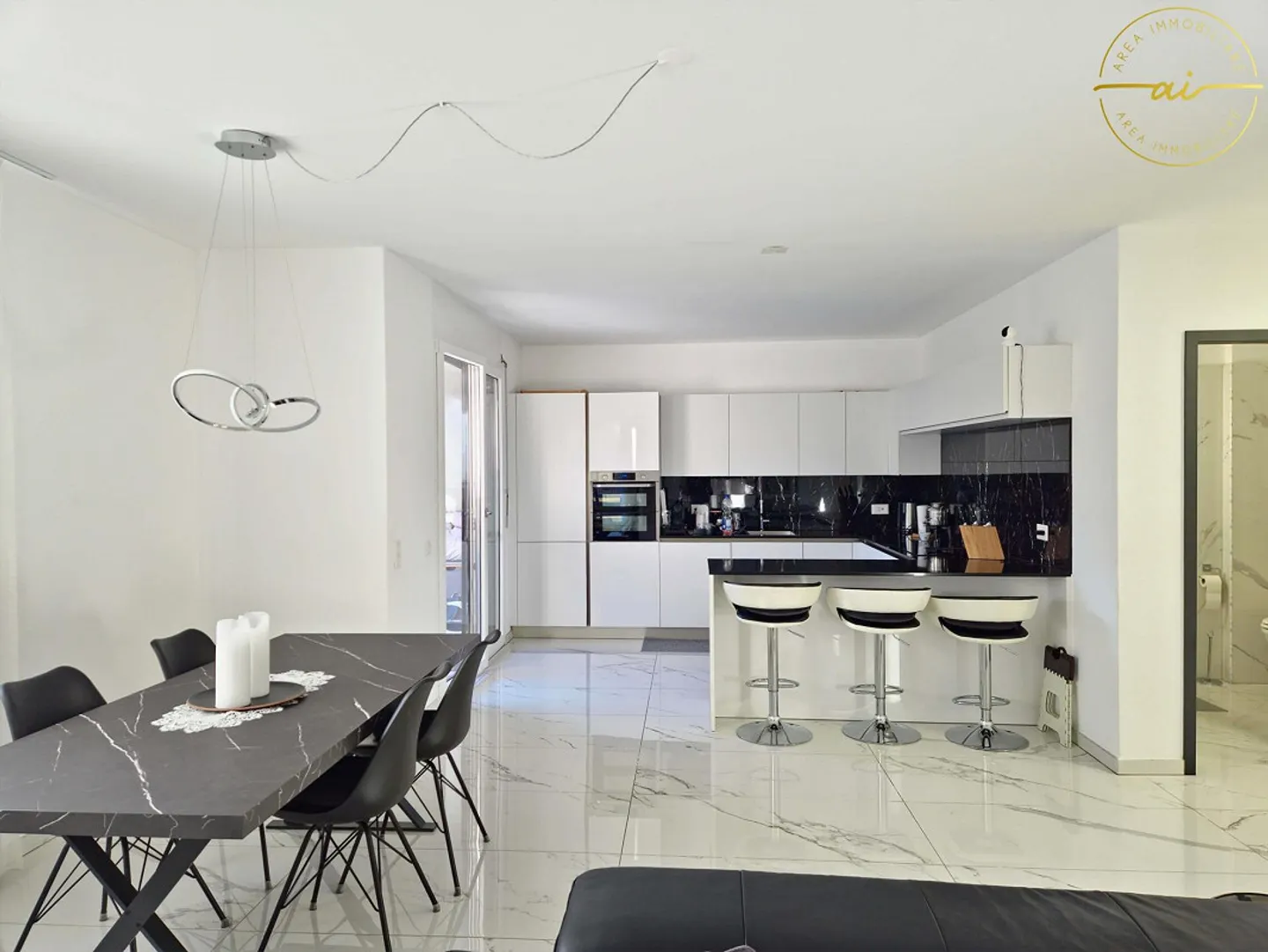 ÉLÉGANT ET LUMINEUX 4.5 PIÈCES AVEC JARDIN PRIVÉ - Photo 1 sur 13