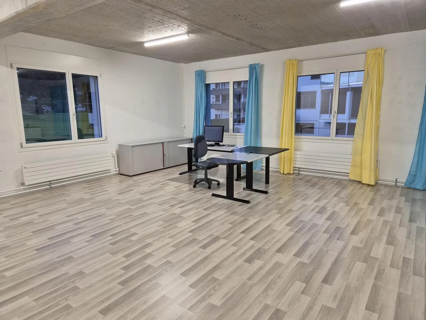 ATTIVITÀ LUMINOSA E ATTRAENTE - Foto 1 di 5