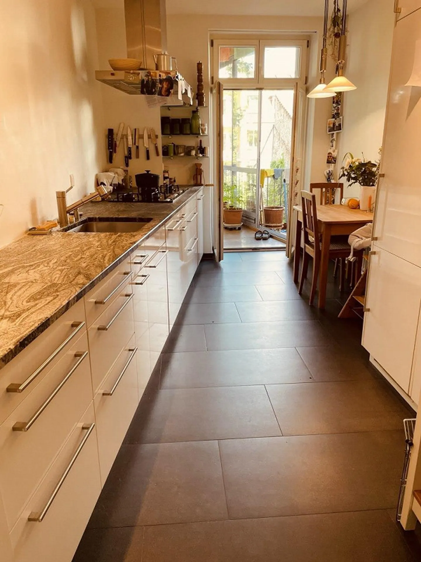 Schöne 4-Zimmer Altbauwohnung mit Wintergarten und Balkon zu vermieten - Foto 1 von 8