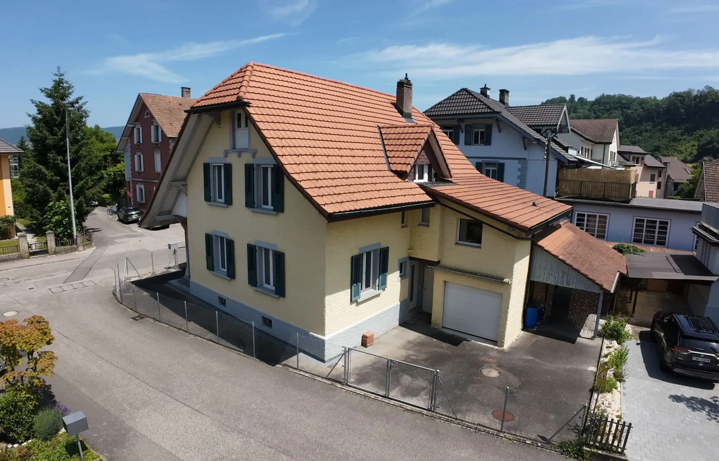 Renovated two-family house with 3.8% gross yield in a quiet location - Photo 1 of 10