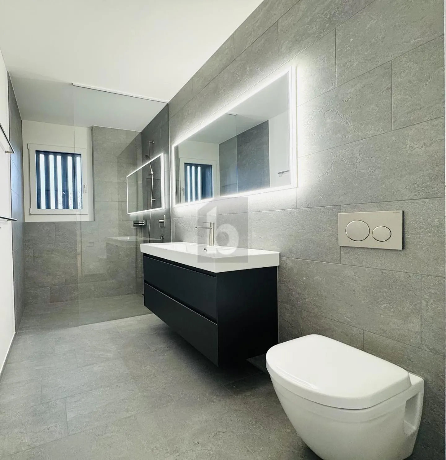 NOUVEAU CONSTRUIT LUXUEUX DIRECTEMENT AU LAC - Photo 3 sur 6