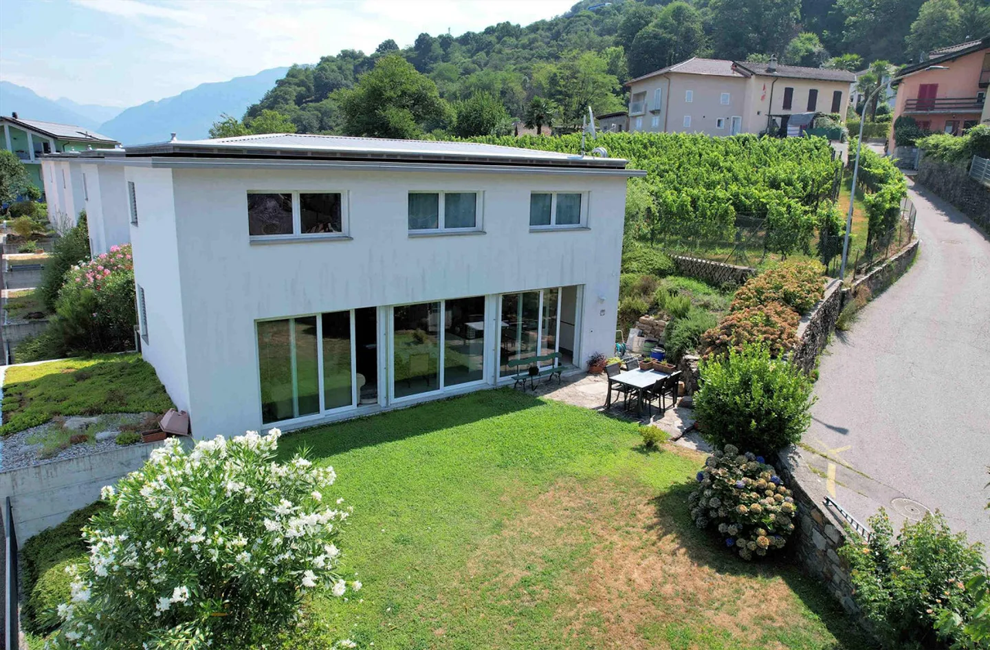 Villa moderna con bel giardino in zona collinare - Foto 1 di 24