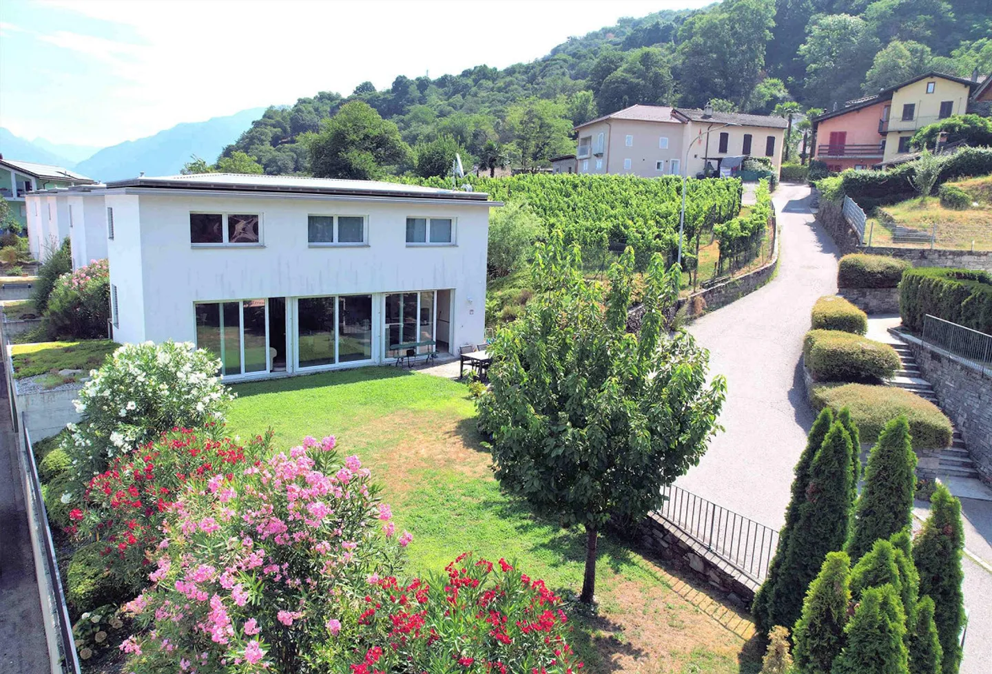 Villa moderna con bel giardino in zona collinare - Foto 2 di 24