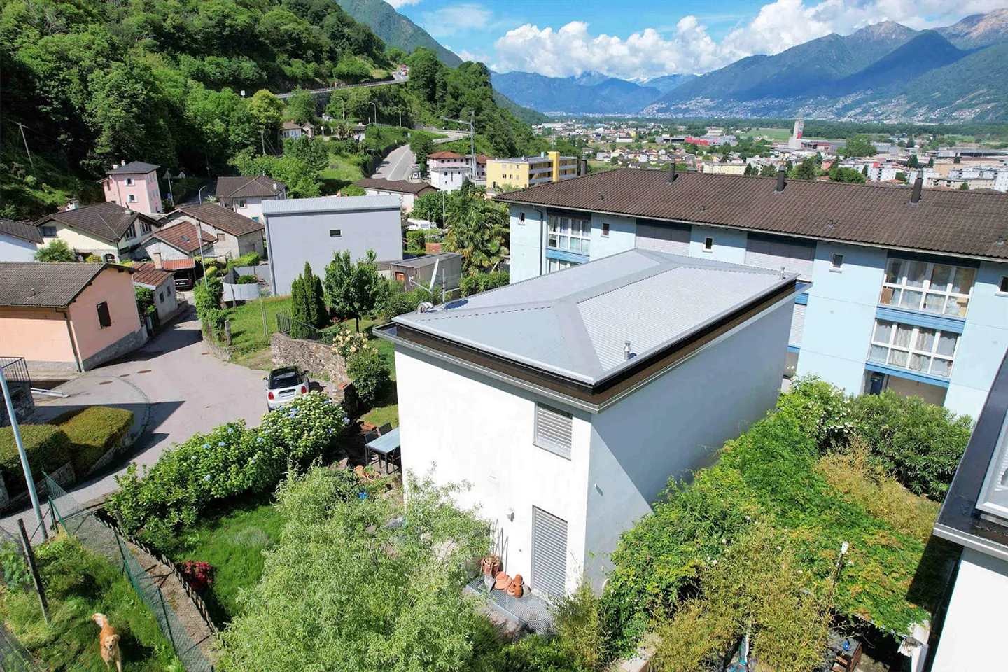 Villa moderna con bel giardino in zona collinare - Foto 3 di 24